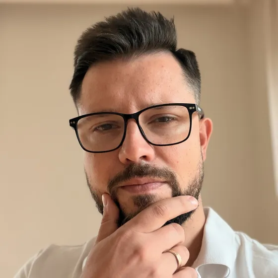 Marcin Kożuchowski – zamyślony, patrzy w dół